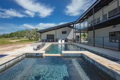 Image de Xenia Creek Barndo l hot tub l pool l Valley Mills, Clifton, Waco, Gatesville