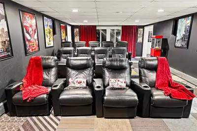 Image de 4200sf:Theater*Firepit*Pinball*Hot Tub*3 King Beds