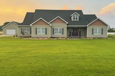 Image de The House by the Lake!