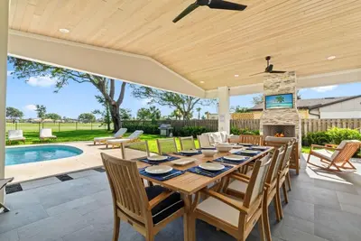 Image de Taj Duval, Sleeps 14, Saltwater Pool