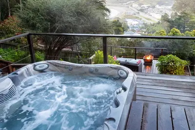 Image de Hot Tub Overlooking Ocean!