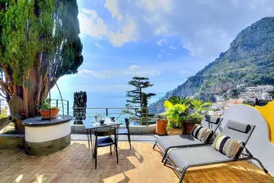 Image de Villa Eriante: A bright and elegant apartment that is part of an ancient monastery built on the sloping cliff in front of the sea, with Free Wi-Fi.
