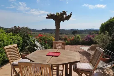 Image de Maison calme avec terrasse, piscine, parking, Wifi