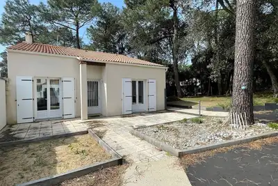 Image de Maison familiale au cœur des pins avec jardin, proche plage, animaux acceptés, 700m de la côte.