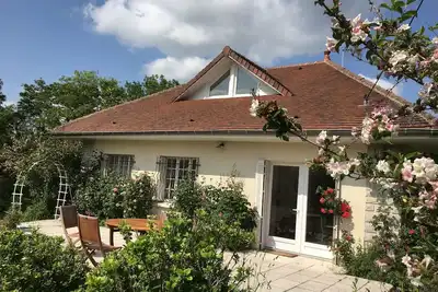 Image de Maison de campagne avec piscine privée entourée d'un joli jardin sans vis à vis