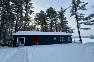 Image de Snowmobiler & Ice Fishing Paradise right on the water with mountain views!