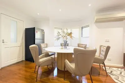 Image de Maroubra Gem Close to Everything Sleeps 16. 5 bedrooms 3bath. Free parking 4 cars