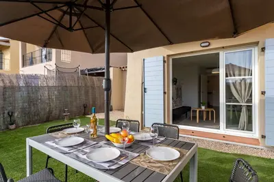 Image de Joli appartement avec climatisation, Wifi, Tv, patio, animaux admis et parking