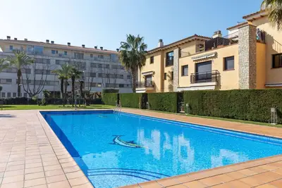 Agréable appartement pour 5 personnes avec Wifi, piscine, climatisation, Tv et terrasse