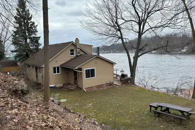Image de Port bay getaway! Spacious waterfront 4-bedroom house in welcoming Port Bay, Ny