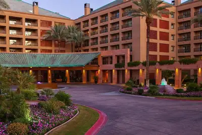 Image de Coachella close with modern guest rooms, private balconies and scenic views.