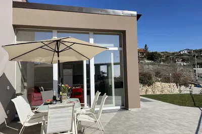 Image de Appartement dans une maison de vacances avec Wifi, bain Ă remous, climatisation, Tv, terrasse