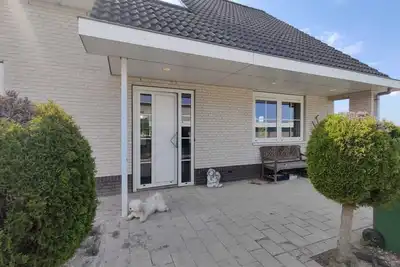 Image de Luxe Villa met Grote Tuin en Spa, Centraal in Nederland en Dichtbij Strand