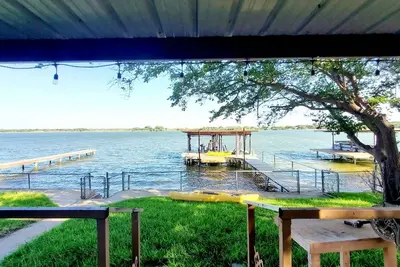 Image de Newly Renovated Lakefront w/ Private Dock, Game Room, Kayak, Paddle Boat