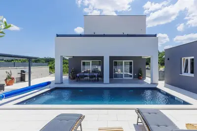 Image de Maison de vacances privée avec climatisation, bain à remous, Wifi, piscine privée, Tv, terrasse