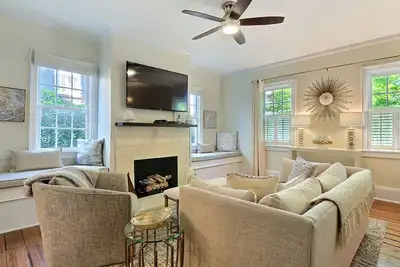 Image de Cunningham House - Remodeled Townhouse on Greene Square with a Patio