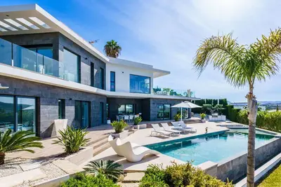 Image de Maison de vacances privée avec bain à remous, climatisation, piscine privée, Wifi, Tv, patio
