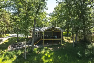 Image de Spacious 2 bed, Hot tub, beautiful back deck overlooking Meramec River