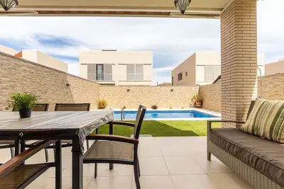 Image de Belle maison de vacances privée avec piscine privée, Wifi, climatisation, Tv, patio, parking