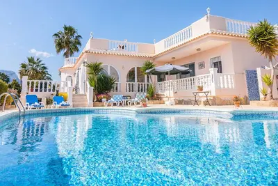 Image de Maison de vacances privée avec Wifi, piscine privée, climatisation, Tv, patio, parking