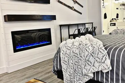 Image de Newly renovated studio condo at 4 seasons Shanty Creek Resort.