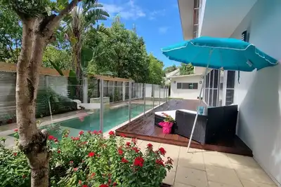 Image de Bayshore Escape - luxury home with a private pool and minutes to the beach!