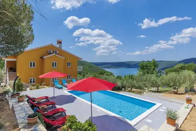 Image de Maison de vacances avec climatisation, Wifi, piscine privée, Tv, terrasse, animaux admis, parking