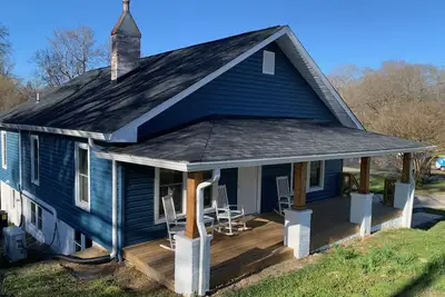 Image de Lincolnton Rail Trail Downtown Family Home | Newly Renovated Walk to Main Street and Splash Park!