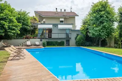 Image de Joli appartement avec climatisation, Wifi, piscine privée, Tv, terrasse, animaux admis, parking
