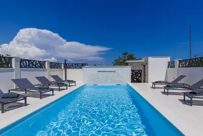 Image de Maison de vacances avec Wifi, climatisation, bain à remous, piscine privée, Tv, terrasse, parking
