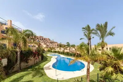 Image de Appartement avec Wifi, bain Ă remous, piscine, climatisation, Tv, terrasse, animaux admis, parking