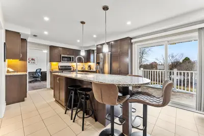 Image de Five star equipped 4 bd, huge lot, woods/trails close to lake, downtown/Queen's