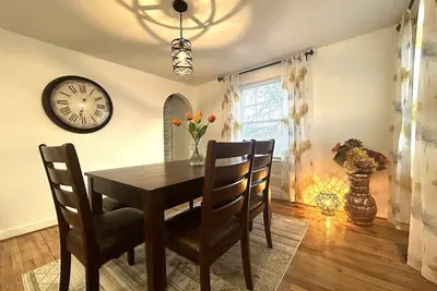 Image de Updated, bright Cape, Fenced-in yard, patio, Bbq, Sleep 6, minutes to Utica