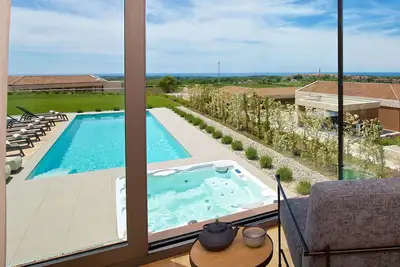 Image de Maison de vacances privée avec climatisation, bain à remous, piscine privée, Wifi, Tv, terrasse