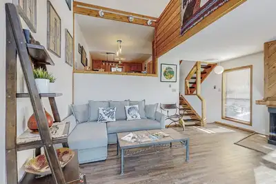 Image de Upgraded condo conveniently located near chair lift, restaurants & equip rentals