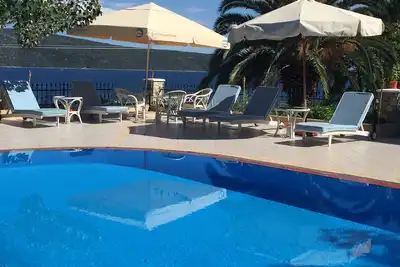 Villa 'Beach Alonissos For 6 People' avec piscine partagée, Wi-Fi et climatisation