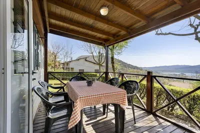 Image de Caravane 'Mobile Home Comfort Vista Lago' avec vue sur le lac, piscine partagée et jardin privé