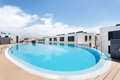 Image de Maison de vacances 'Abades Southern Paradise' avec vue montagne, piscine partagée et terrasse privée