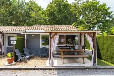 Image de Chalet B Village Vacances avec piscine partagée, terrasse privée et Wi-Fi