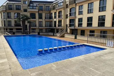 Image de Apartment with ocean views and community pool, just a 3 min walk to the beach!