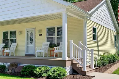 Image de The Cottage on Lakeview…Lake Missaukee views…Steps from the beach!