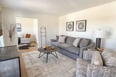 Image de Luxury furnishings, space for everyone. Great location!
