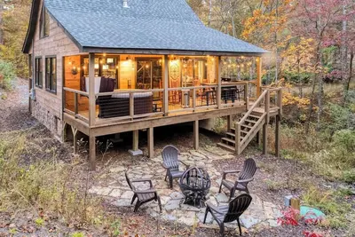 Image de Cozy Blue Ridge Cabin: Hot Tub, Firepit, and More!