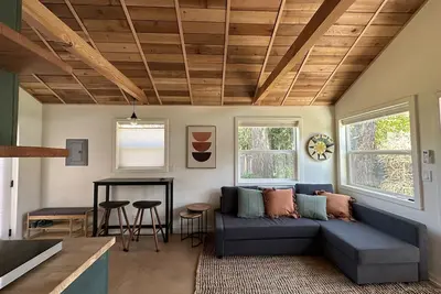 Image de Light-filled Cedar Guesthouse with hot tub and private backyard