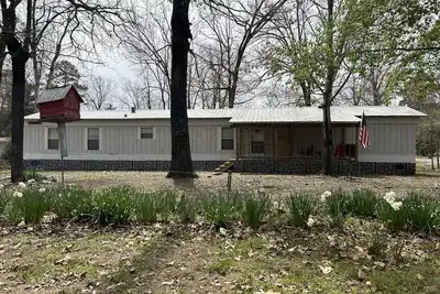 Image de Cute and cozy lake house! Sleeps 10! 1 mile from lake access!