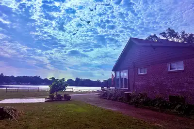 Image de Luxurious private Portage Lakes home lake access 3 bd Oasis Hottub pet friendly!