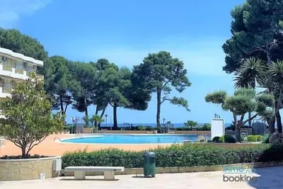 Image de Loft international, climatisé avec piscine et plage.