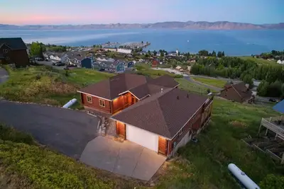 Image de Hot Tub! Foosball! Lake views! Bunks! Sleeps 30+!