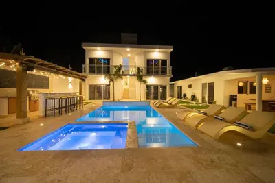 Green Palace - Villa de luxe de 7 chambres à Sosua à 3 minutes du Strip et sécur