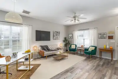Image de Quiet, Pet Friendly Townhome - 2 Kings/1 Queen, Fire Pit, close to downtown